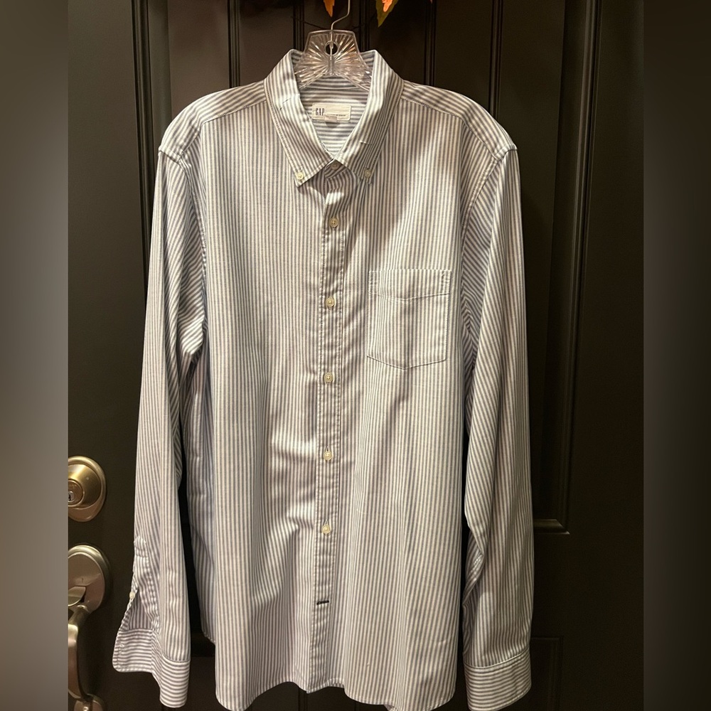 CLASSIC WHITE AND LIGHT BLUE STRIPE MEN’S Dress Shirt GAP SIZE L….